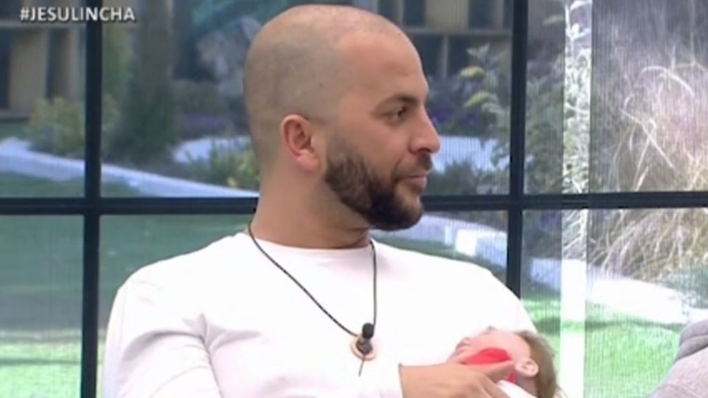 Antonio Tejado escucha gritos del exterior y sus compañeros critican su reacción