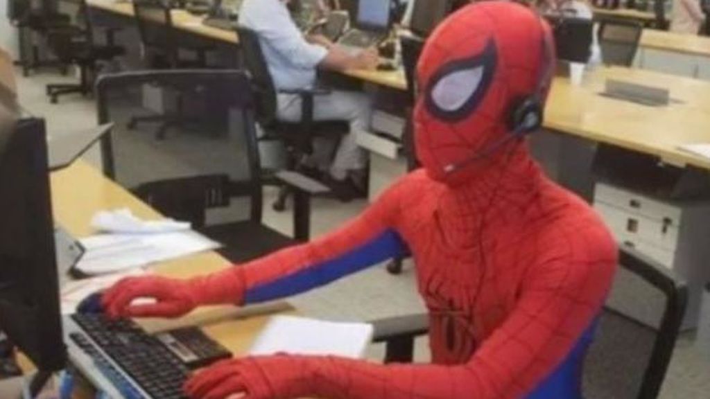 Se despide del trabajo disfrazado de Spiderman para molestar a su jefe