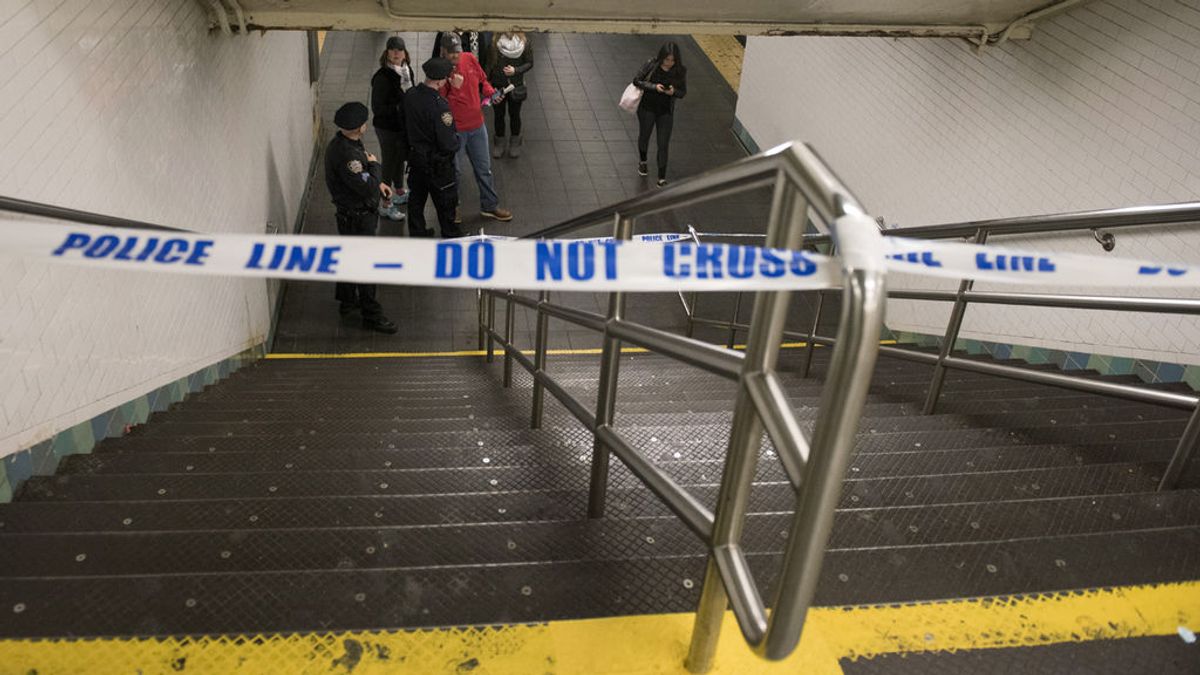 Muere tras caer por las escaleras del metro de Nueva York cuando llevaba a su bebé en el carro
