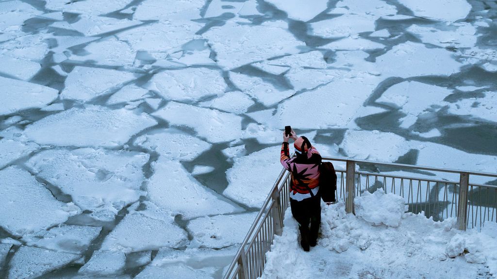 Así esta Chicago, a vista de dron, ante la mayor ola de frío de la historia en EEUU