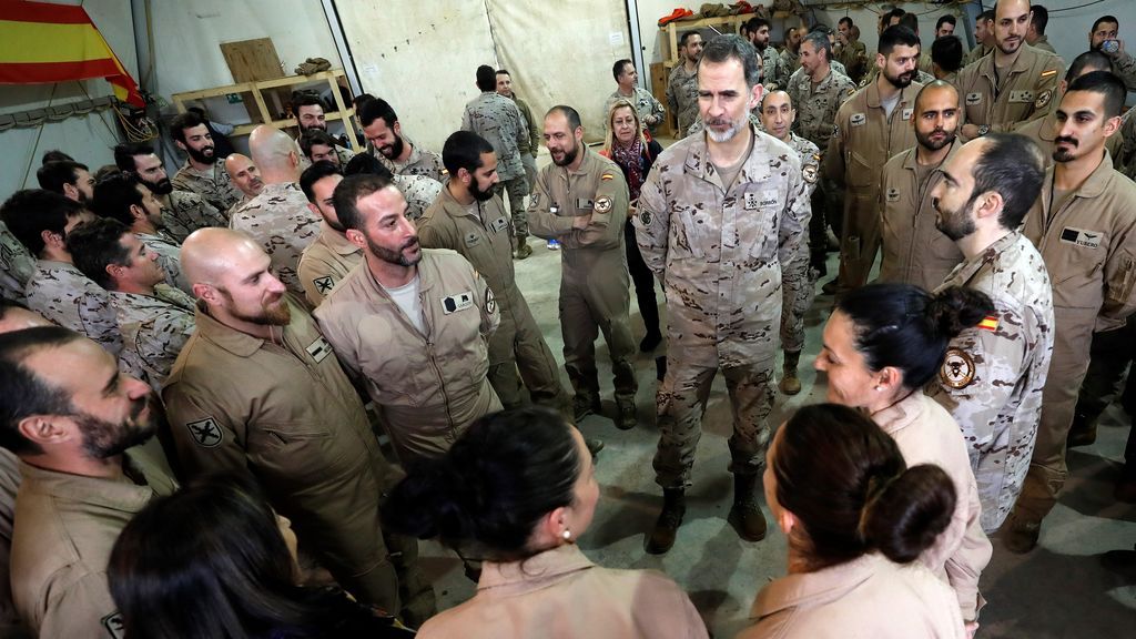 El rey celebra su 51 cumpleaños visitando por sorpresa a las tropas en Irak