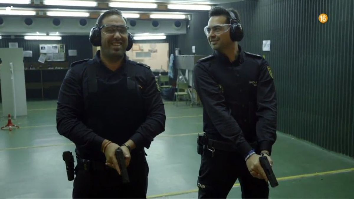 Kamal y Juan, policías de Jerez de la Frontera, en 'Héroes, más allá del deber'.