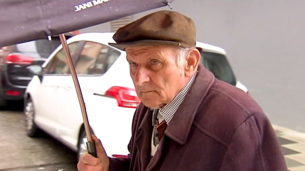 El anciano aficionado a rayar coches que tiene hartos a sus vecinos: "Estoy mal de la cabeza"