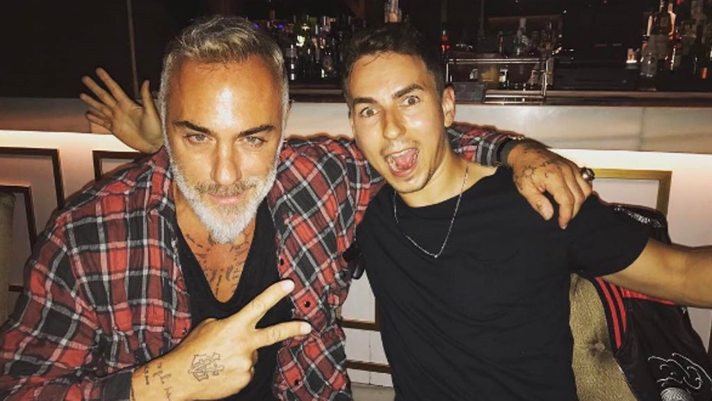 El multimillonario Gianluca Vacchi le ‘roba’ la MotoGP a Jorge Lorenzo y se da una particular vuelta