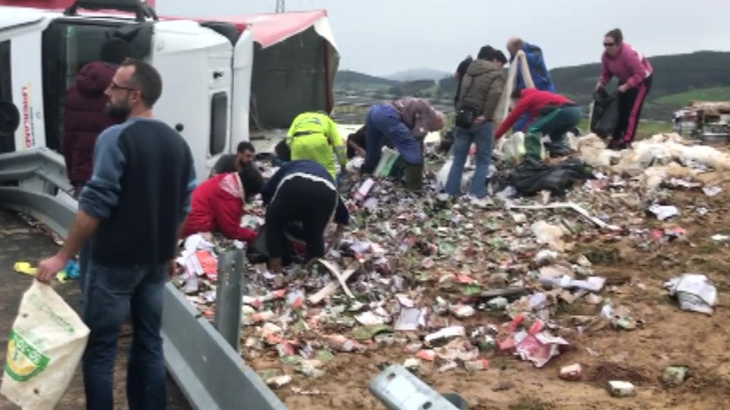 Saquean un camión cargado con carne para perro tras accidentarse en Cantabria