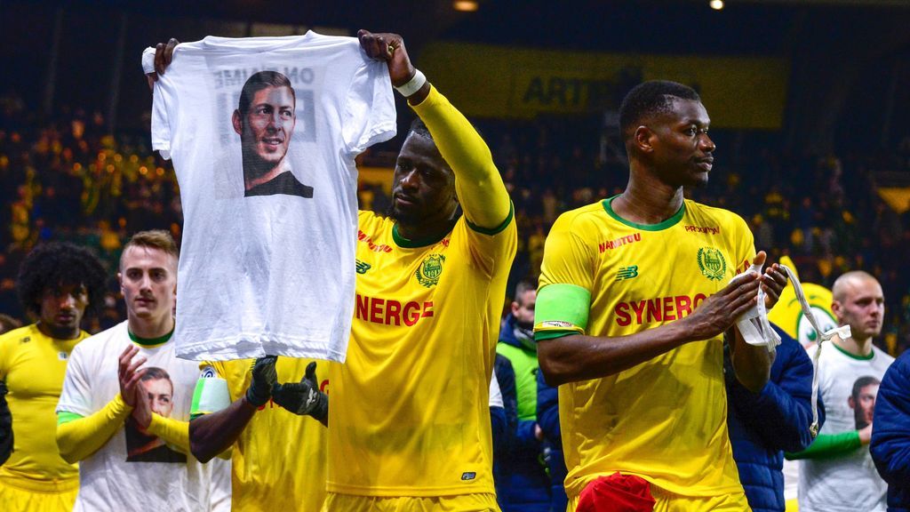 Entre lágrimas y aplausos: El Nantes le rinde un emotivo homenaje a Emiliano Sala y su entrenador rompe a llorar