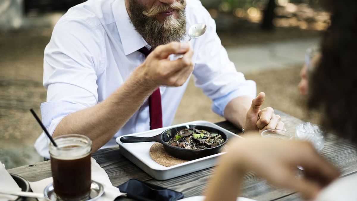 Comer rápido se asocia a más riesgo de niveles altos de triglicéridos