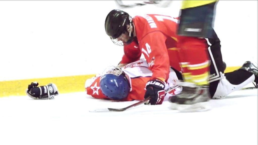 Un jugador de hockey queda inconsciente en el campo y su entrenador le salva la vida al hacerle la RCP