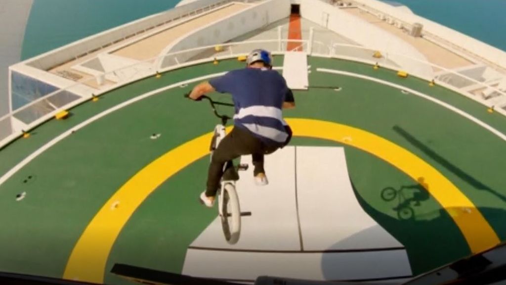 El salto imposible de un ciclista desde un helicóptero hasta un rascacielos de Dubái