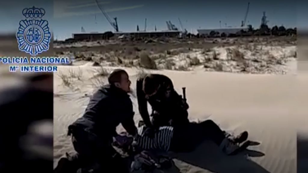 Dos policías salvan la vida a una mujer en Sagunto