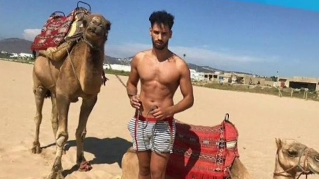 ‘Instamal’ a Asraf: de posar en bañador en el desierto a conducir en traje con los pies