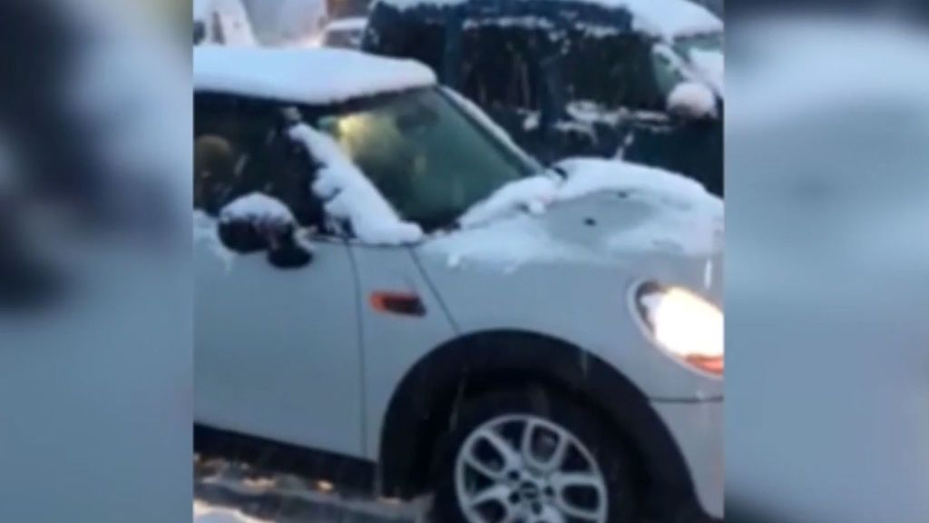 Ola de frío en Reino Unido: Bloqueados en sus coches a causa de las nevadas