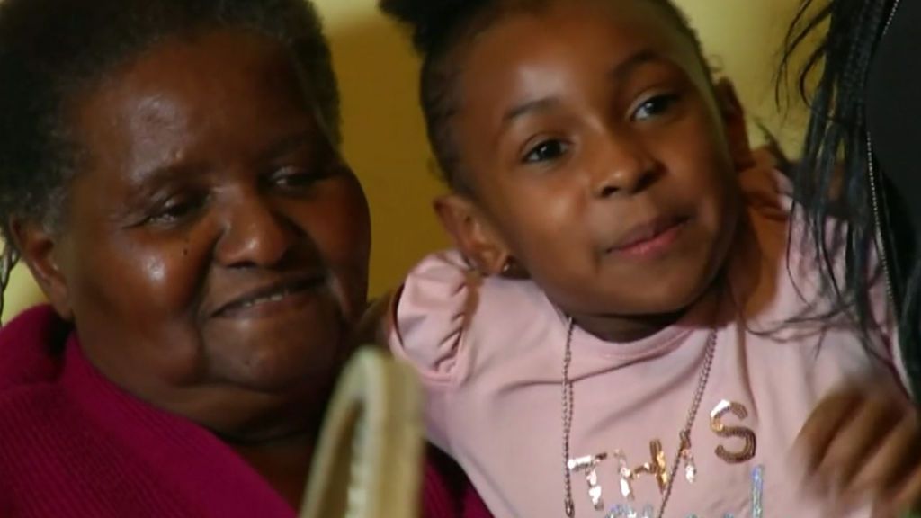 Nakhia, una heroína de 7 años: salva la vida a su bisabuela conduciendo su coche accidentado