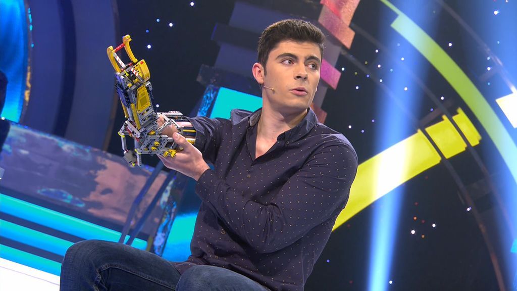 David se construye un brazo con piezas de LEGO y su historia inspira al mundo entero