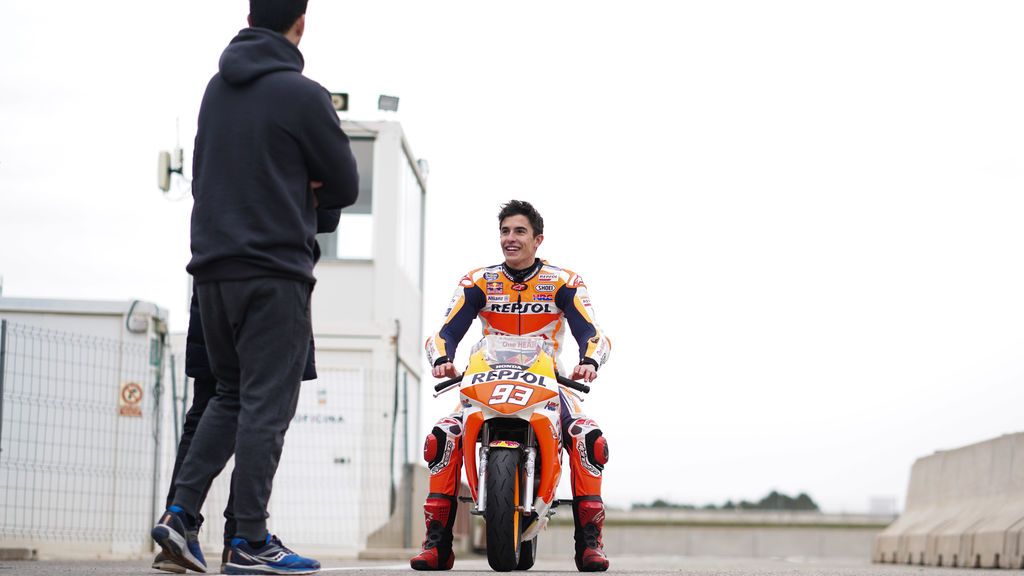 Márquez, entre el sufrimiento y la ilusión, vuelve a subirse a una moto dos meses después Márquez, entre el sufrimiento y la ilusión, vuelve a subirse a una moto dos meses después