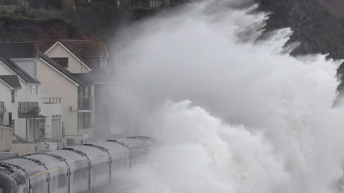 'Helena' se ceba con Galicia: rachas huracanadas de 141 km/h y tormentas que parecen terremotos