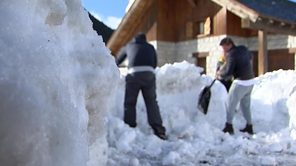 Baqueira Beret está casi sepultada por la nieve