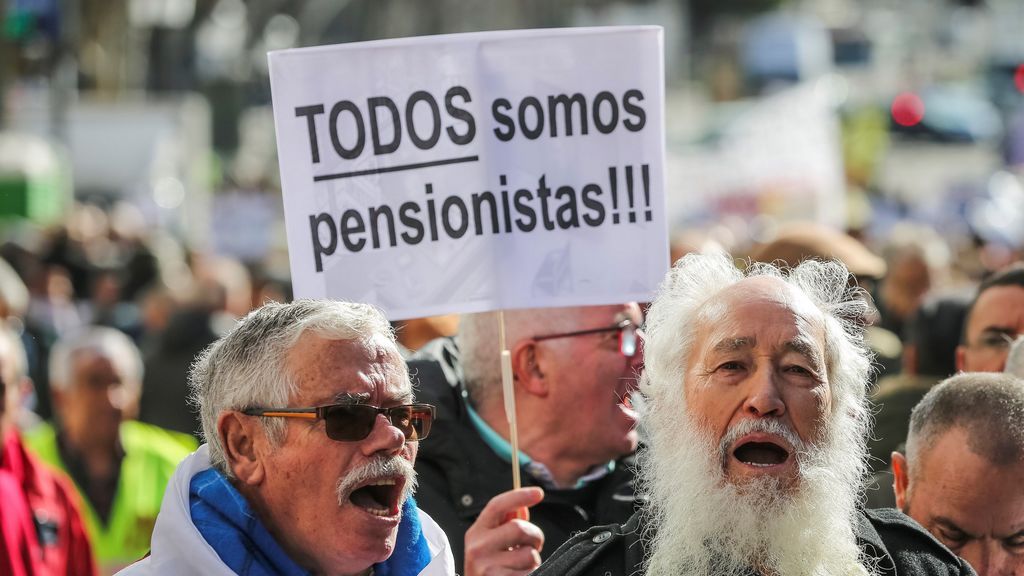 Taxistas y pensionistas se manifiestan recorriendo el centro de Madrid