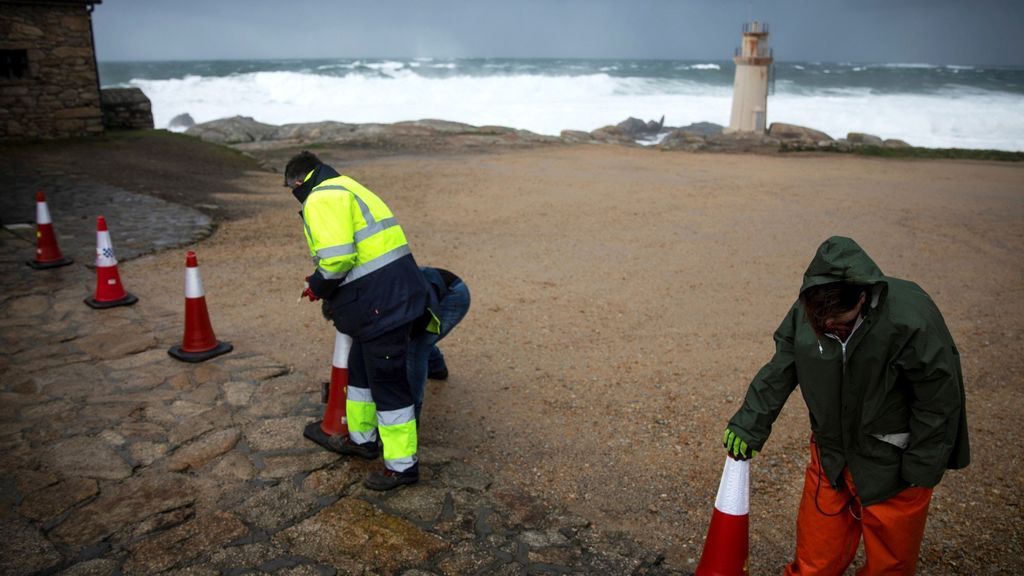 Operarios aseguran la zona de la costa en Galicia por la borrasca Helena
