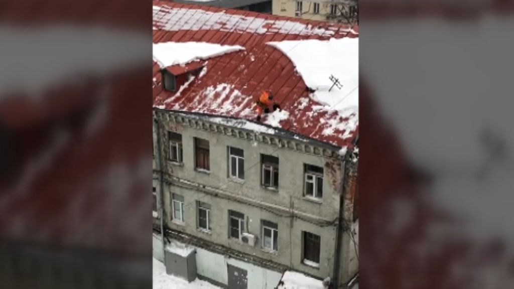 Grave caída de un trabajador de limpieza desde lo alto de un edificio en Moscú