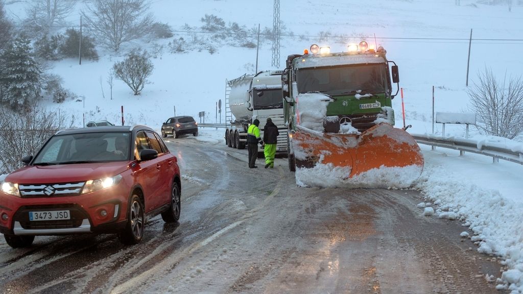 Máquinas quitanieves trabajando durante la borrasca Helena