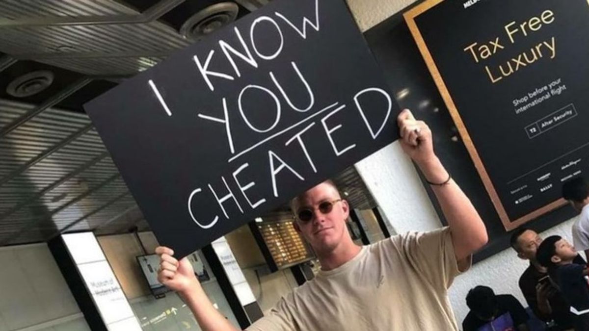 Un joven va a recoger a su novia al aeropuerto con un cartel que dice: "sé que me engañaste"