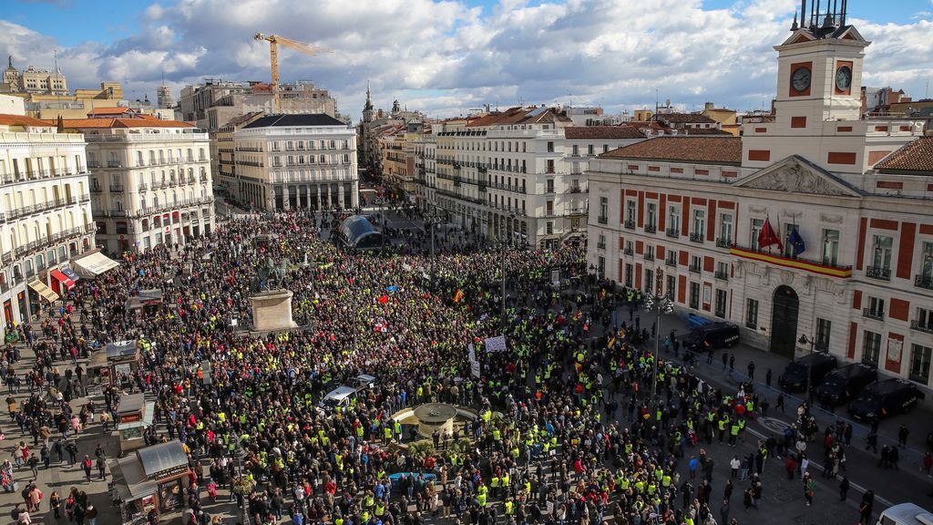 Los taxistas trasladan su protesta a la manifestación de los pensionistas que recorre Madrid