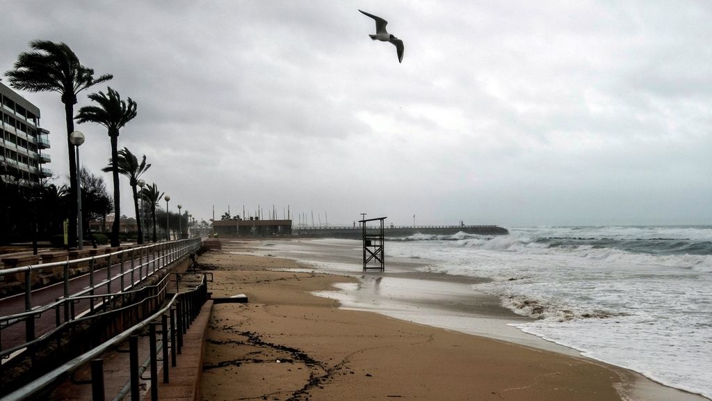 Los vientos azotan la costa en la borrasca Helena