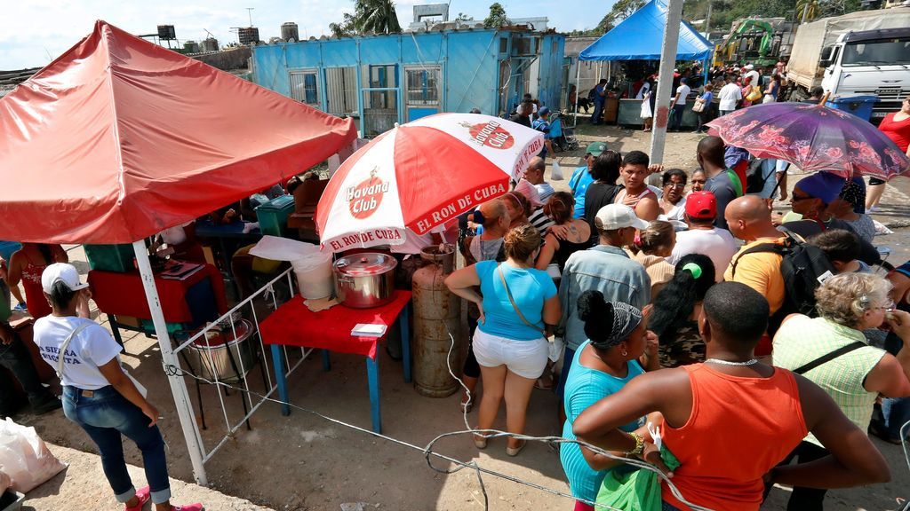 Voluntarios ayudan a los damnificados por el tornado en La Habana