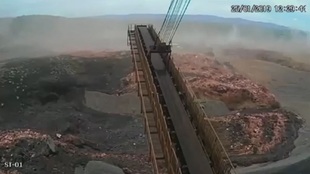 Momento exacto en el que la avalancha de lodo arrasa en una mina en Brasil dejando 110 muertos