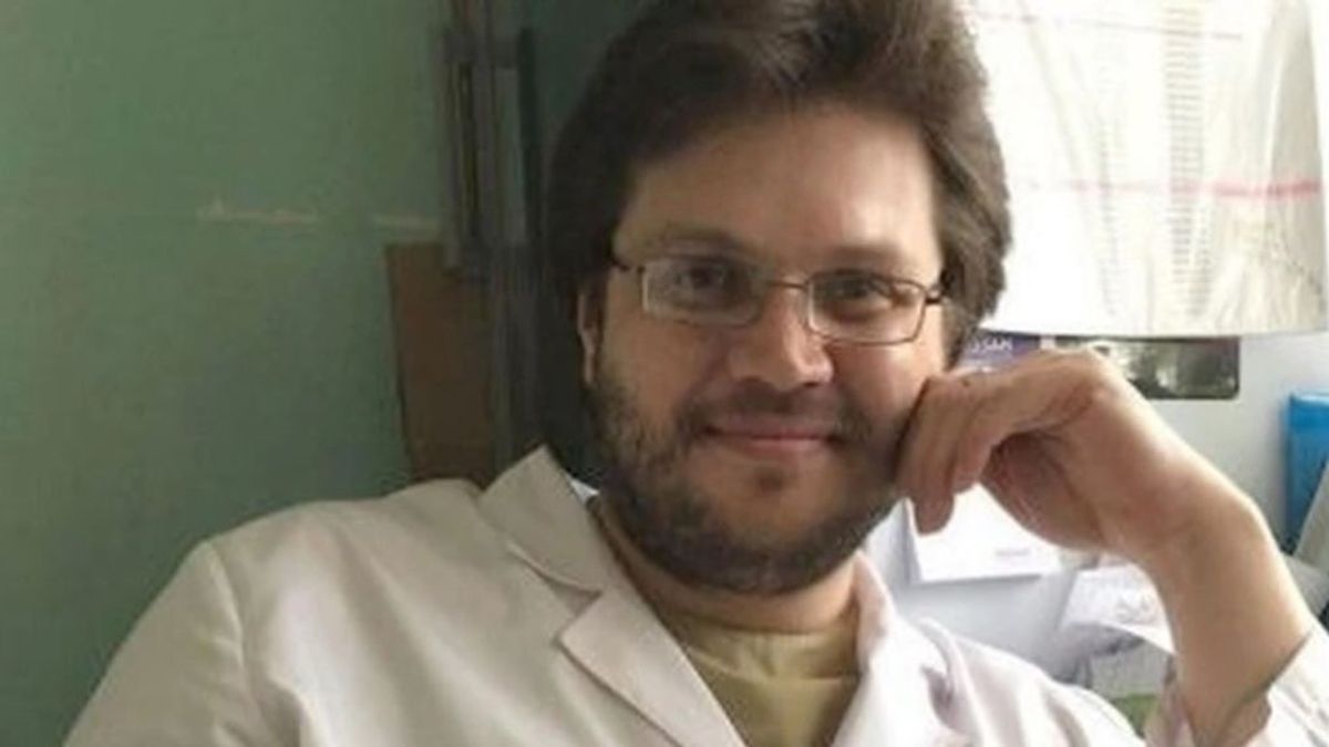 Un esquizofrénico  que fue condenado por matar y sorber la sangre de su compañero en Rusia, es detenido por hacerse pasar por médico