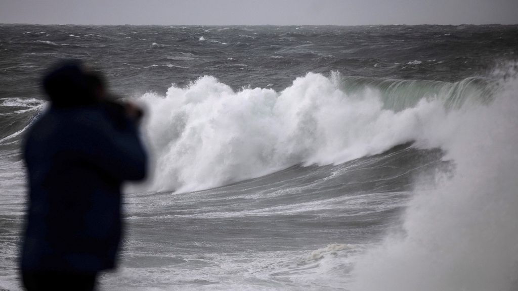 El mar rompe con fuerza por los fuertes vientos de la borrasca Helena