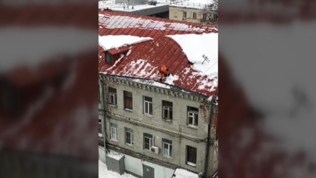 Un trabajador de una empresa de limpieza cae desde el tejado de un edificio en Moscú
