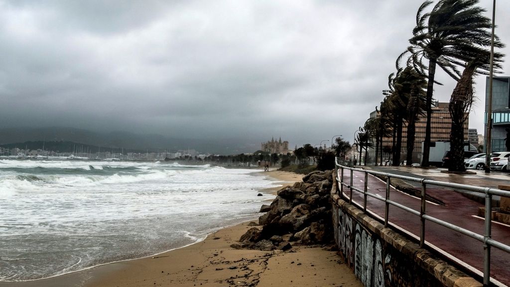 Fuertes vientos arrasan en la costa durante la borrasca Helena