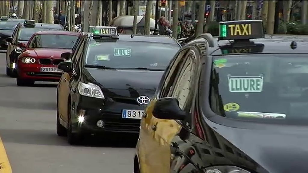 2.000 conductores se plantean su futuro ante la marcha de Uber y Cabify en Barcelona