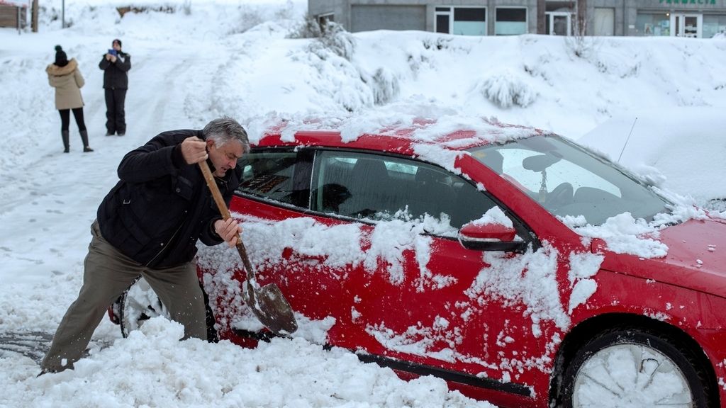 Un coche queda atrapado por las copiosas nevadas de la borrasca Helena
