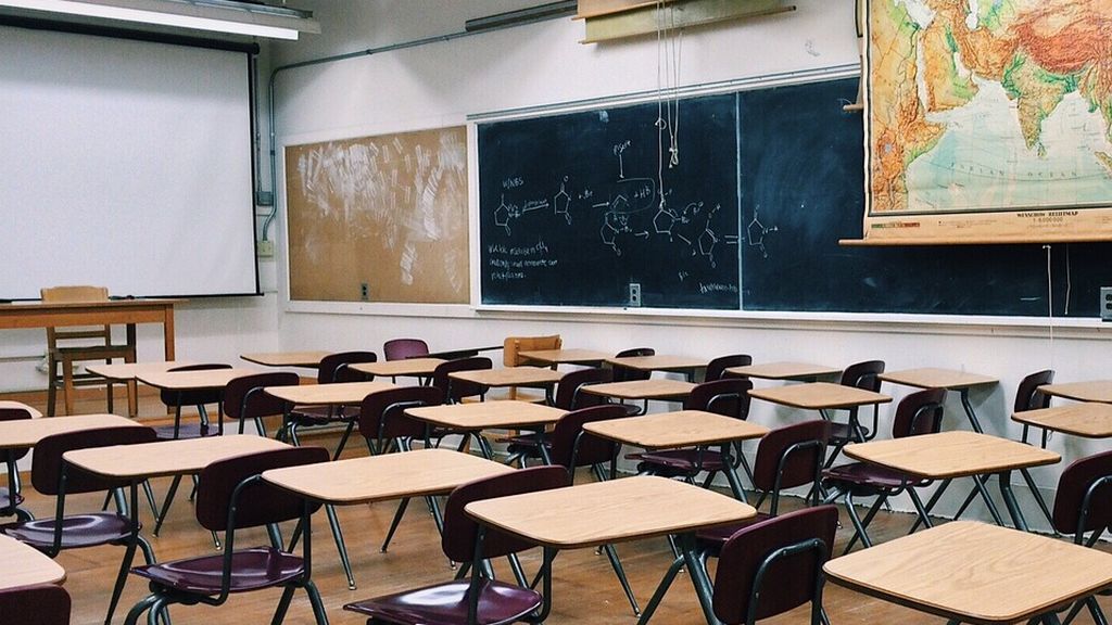 Denuncian una escuela británica en la que las niñas comen después de que lo hagan los niños en Reino Unido