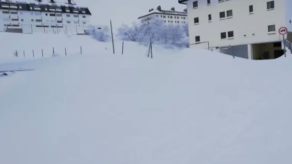 La nieve deja atrapadas a 200 personas en la estación de esquí Valgrande-Pajares (Asturias)