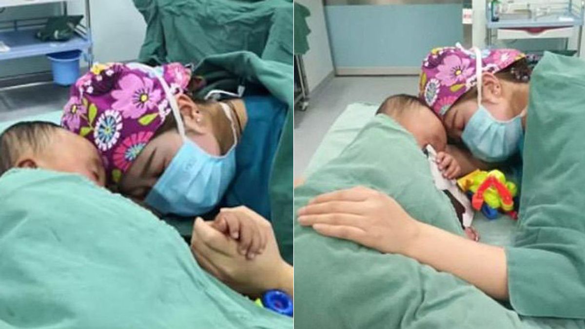 Una enfermera tranquiliza a un niño de 2 años antes de entrar a quirófano