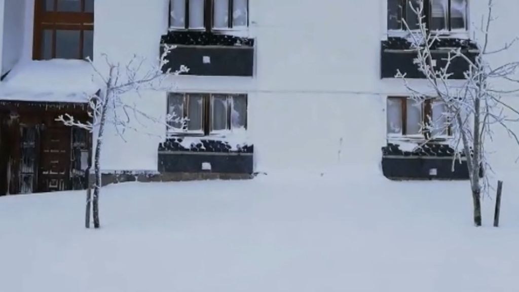 La nieve obliga a 200 personas a permanecer en la estación de esquí Valgrande-Pajares (Asturias)