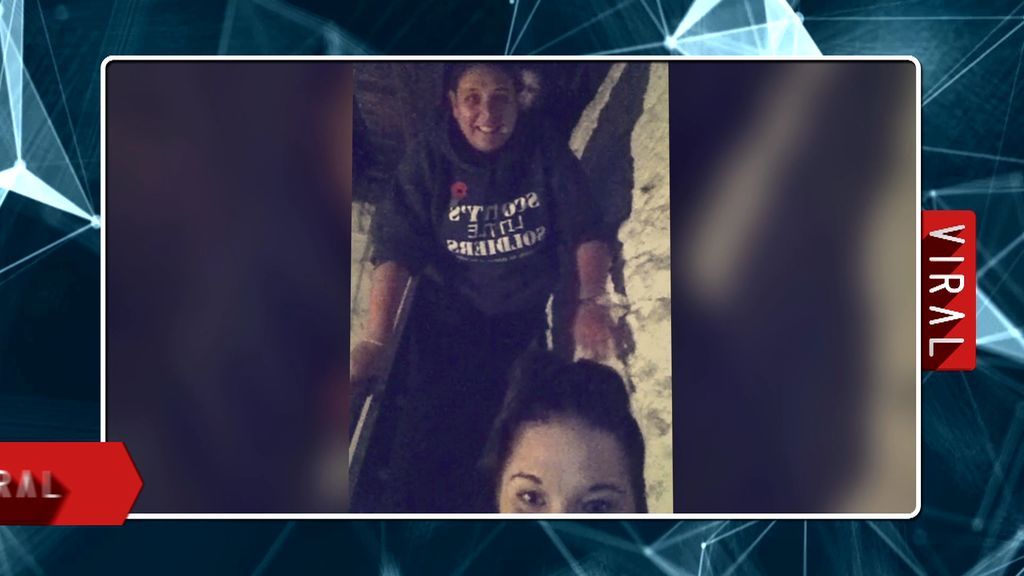 El anticristo se saca un selfie con unos turistas en la ‘Puerta del Diablo’ de una iglesia del siglo XII