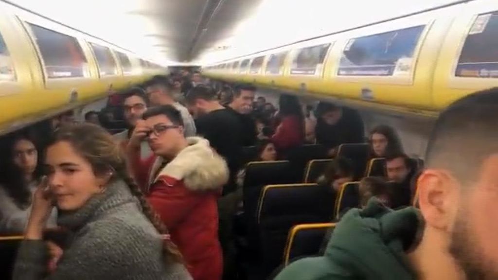Termina la pesadilla para 200 pasajeros atrapados en un avión de Ryanair