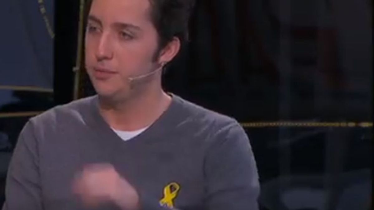 Más show: El pequeño Nicolás se promociona en TV3 con lazo amarillo incluido