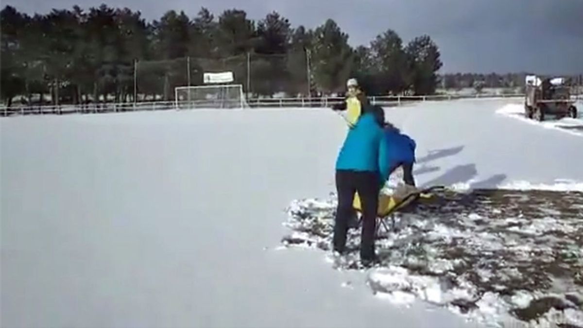 Aficionados y jugadores del Tardelcuende se unen para retirar a mano la nieve que impedía jugar el partido