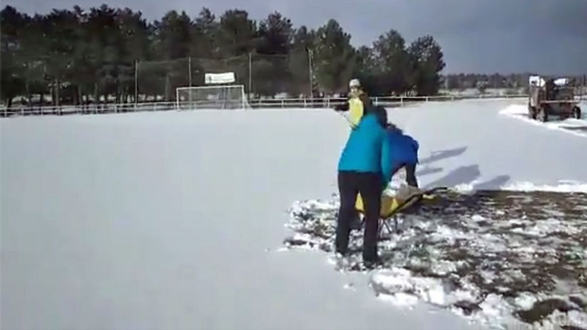 Aficionados y jugadores del Tardelcuende se unen para retirar a mano la nieve que impedía jugar el partido Aficionados y jugadores del Tardelcuende se unen para retirar a mano la nieve que impedía jugar el partido