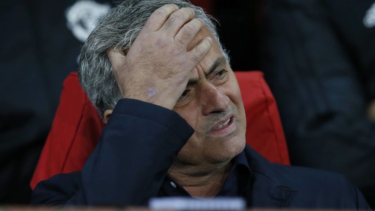 El tremendo costalazo de José Mourinho al hacer el saque de honor en un partido de hockey hielo El tremendo costalazo de José Mourinho al hacer el saque de honor en un partido de hockey hielo
