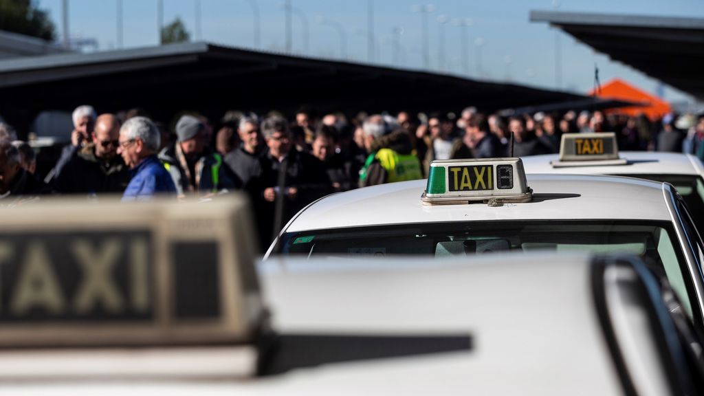 La huelga del taxi deja imágenes de tensión y pérdidas millonarias para el sector