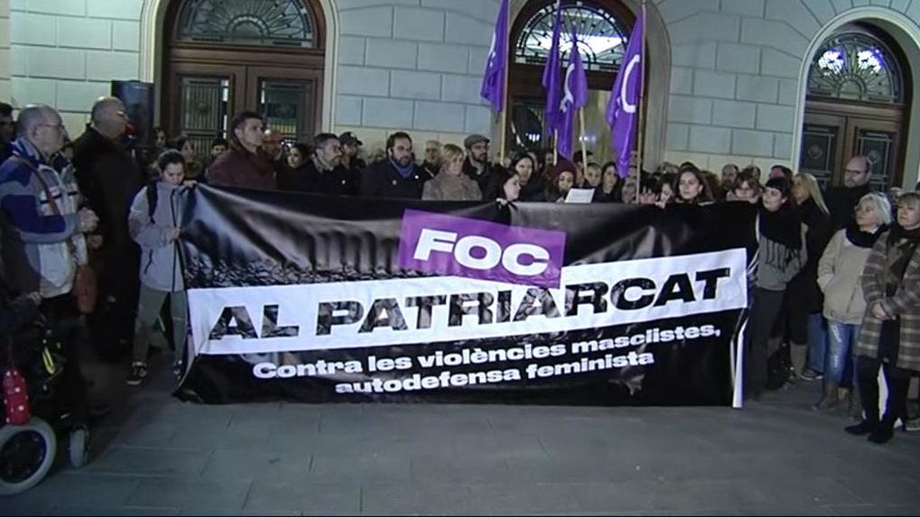 Multitudinaria concentración en repulsa por la supuesta agresión sexual en grupo de Sabadell