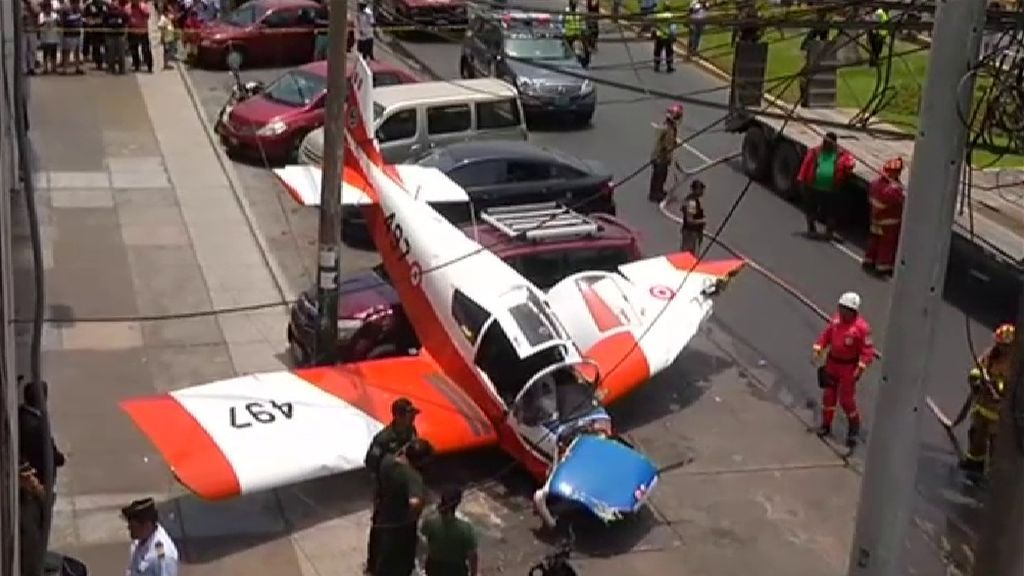 Aterriza en plena calle una avioneta del Ejército peruano