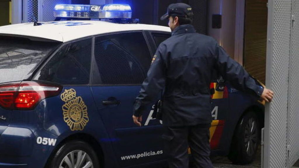 Una investigación policial acaba con 33 detenidos en un karaoke chino de Parla Una investigación policial acaba con 33 detenidos en un karaoke chino de Parla